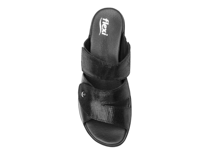 Sandalia Flexi para mujer en color negro con dos correas anchas y suela ergonómica.