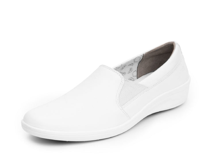Zapato plano slip-on color blanco para mujer de la marca Flexi.