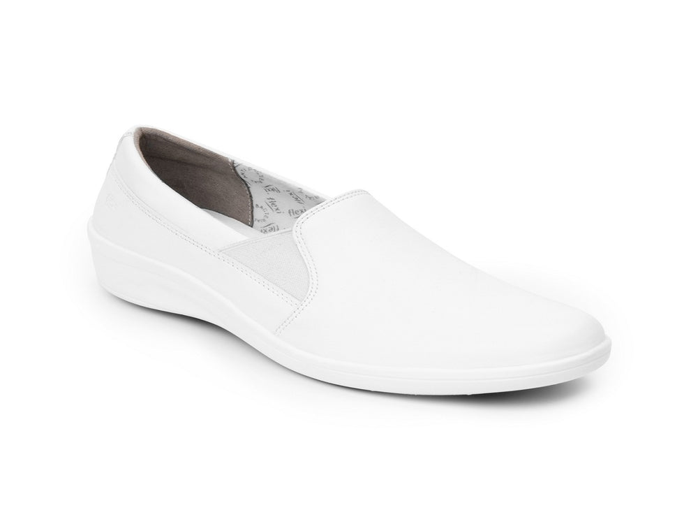 Zapato plano slip-on color blanco para mujer de la marca Flexi.