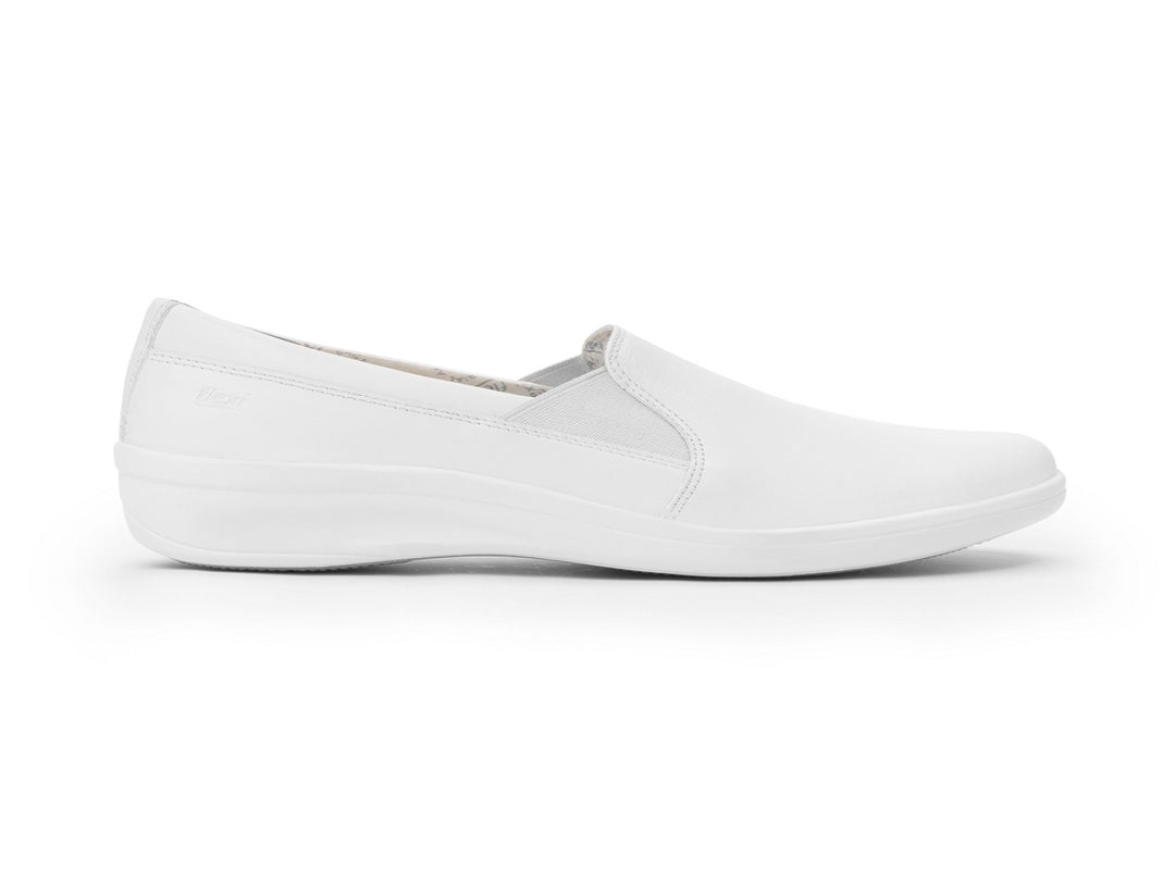 Zapato plano slip-on color blanco para mujer de la marca Flexi.