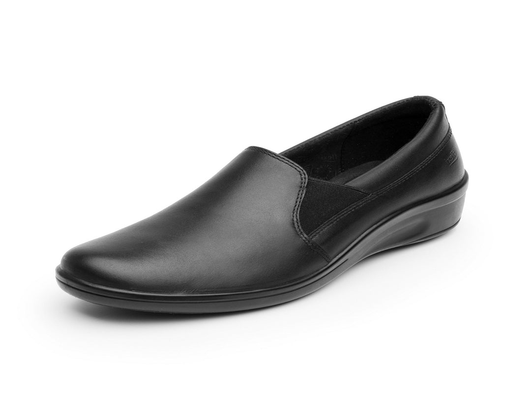 Zapato plano Flexi para mujer en color negro, material de cuero con diseño slip-on.