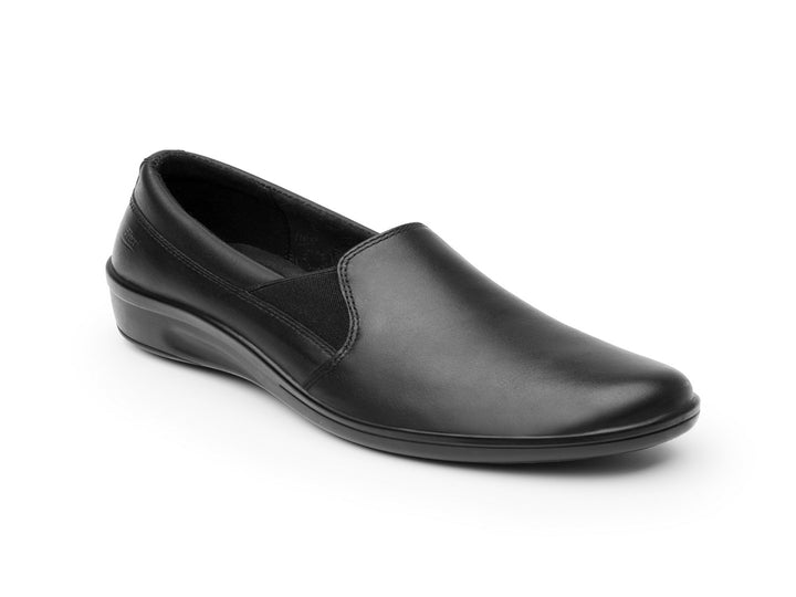 Zapato plano Flexi para mujer en color negro, material de cuero con diseño slip-on.