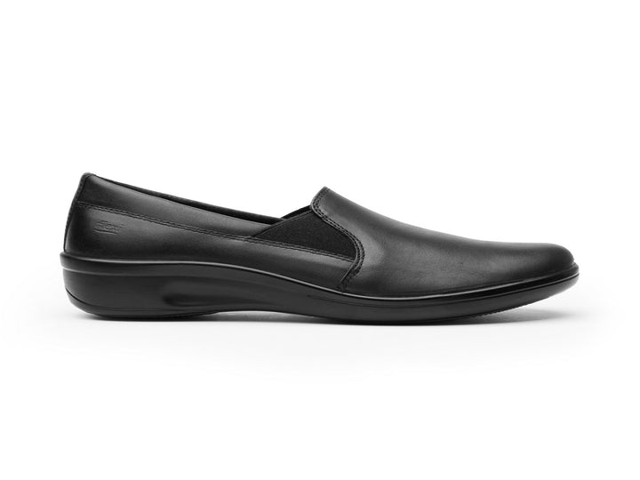 Zapato plano Flexi para mujer en color negro, material de cuero con diseño slip-on.