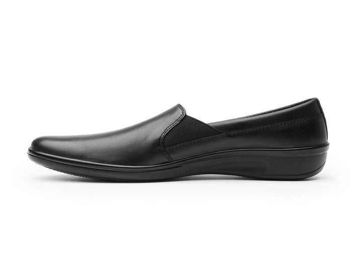 Zapato plano Flexi para mujer en color negro, material de cuero con diseño slip-on.