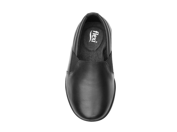 Zapato plano Flexi para mujer en color negro, material de cuero con diseño slip-on.