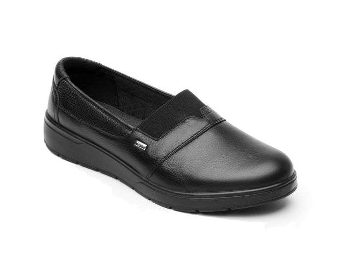 Zapato plano Flexi para mujer en color negro, material de cuero con diseño slip-on.
