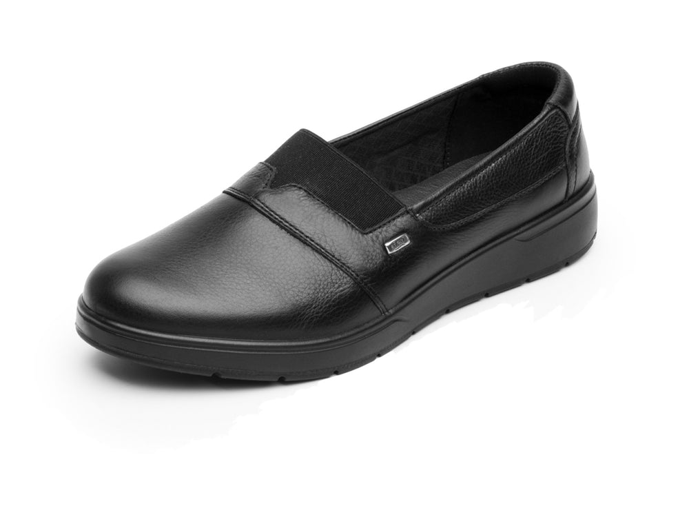 Zapato plano Flexi para mujer en color negro, material de cuero con diseño slip-on.