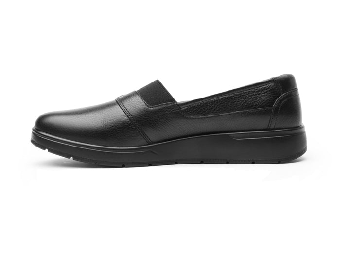 Zapato plano Flexi para mujer en color negro, material de cuero con diseño slip-on.