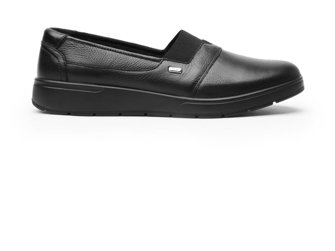 Zapato plano Flexi para mujer en color negro, material de cuero con diseño slip-on.