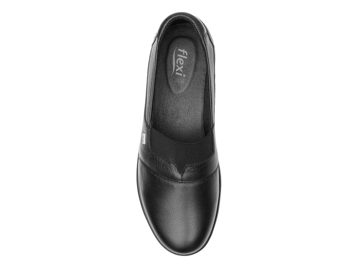 Zapato plano Flexi para mujer en color negro, material de cuero con diseño slip-on.