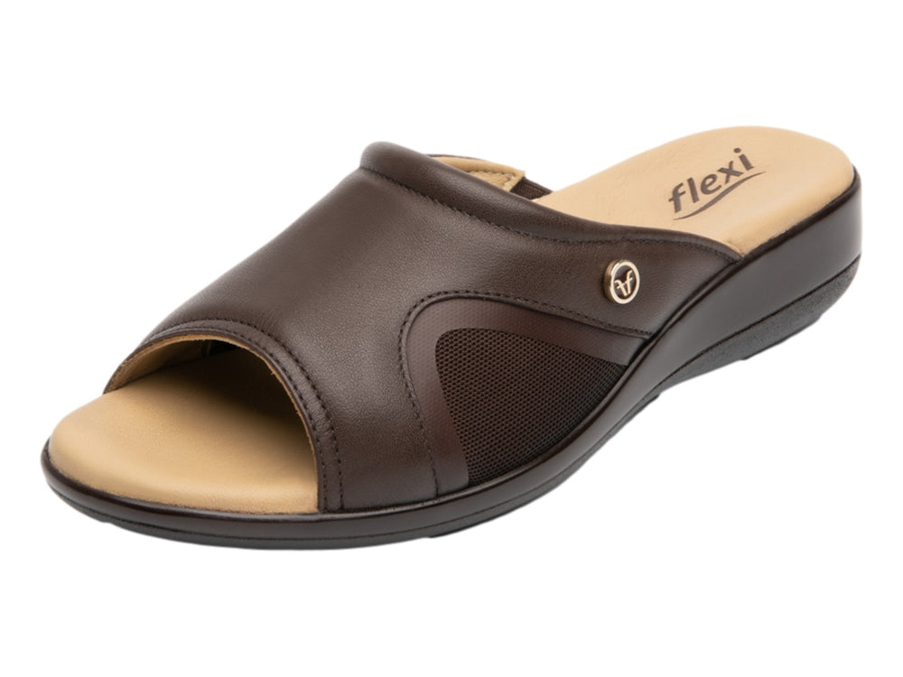 Sandalias Flexi color café para mujer con plantilla beige y detalle lateral de malla.