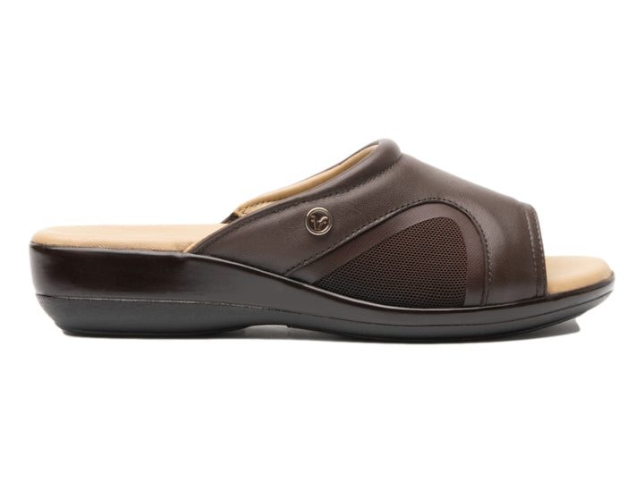 Sandalias Flexi color café para mujer con plantilla beige y detalle lateral de malla.
