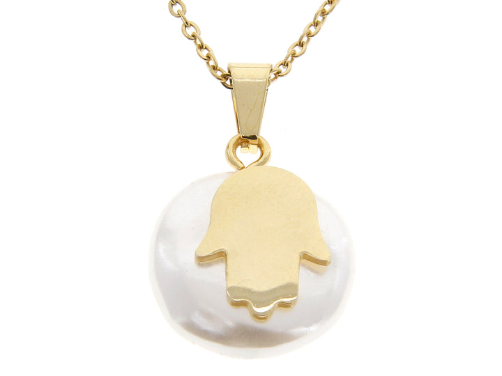Collar dorado con dije de perla blanca y amuleto de Mano de Fátima en color oro.