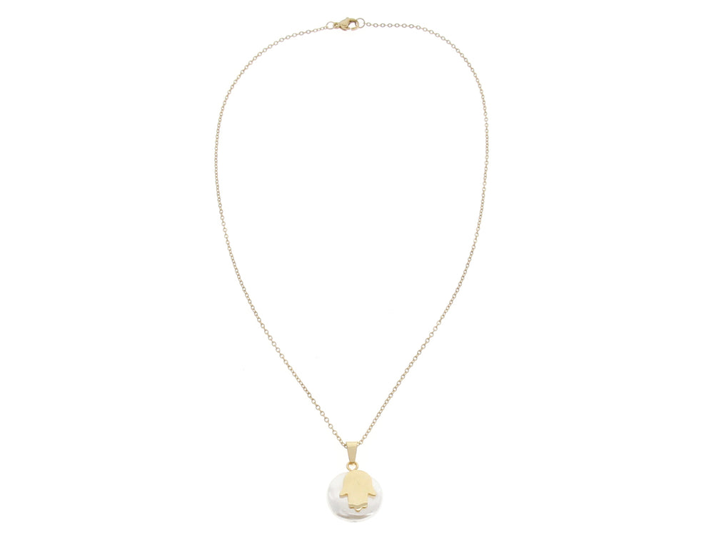 Collar dorado con dije de perla blanca y amuleto de Mano de Fátima en color oro.