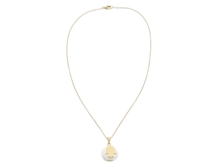 Collar dorado con dije de perla blanca y amuleto de Mano de Fátima en color oro.