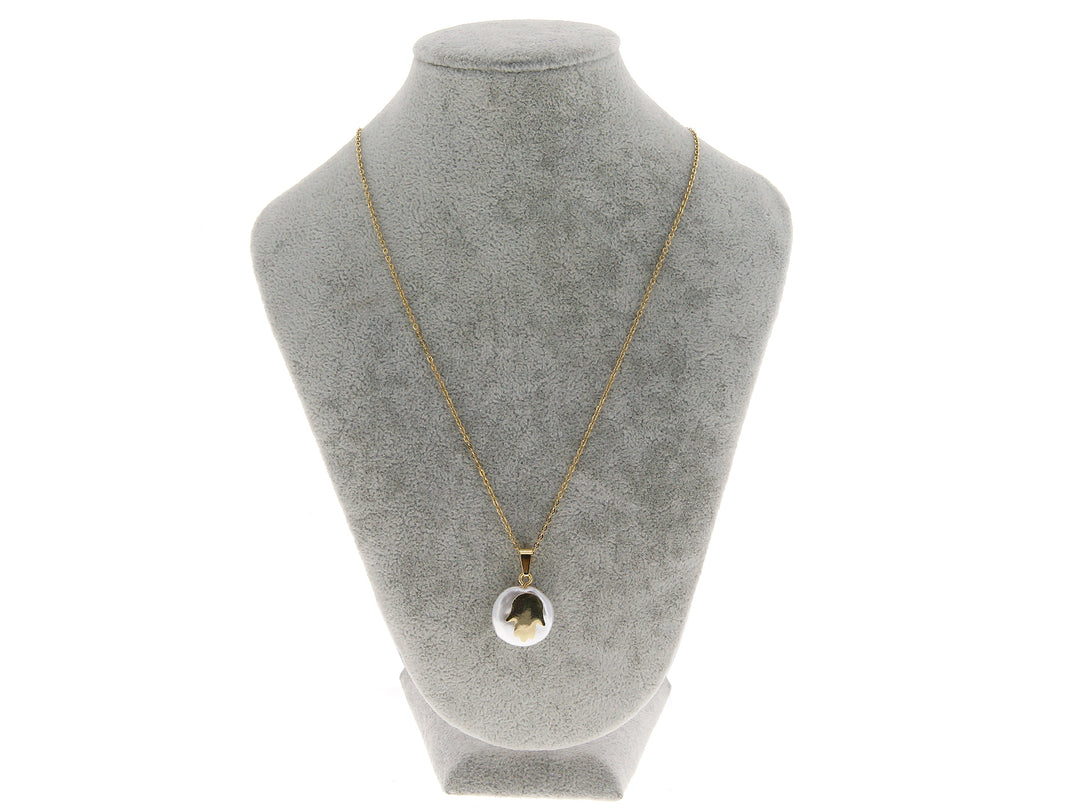 Collar dorado con dije de perla blanca y amuleto de Mano de Fátima en color oro.