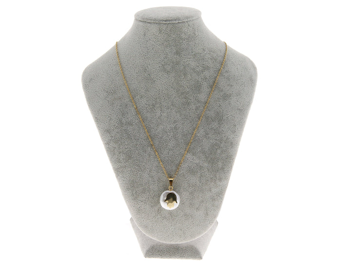 Collar dorado con dije de perla blanca y amuleto de Mano de Fátima en color oro.