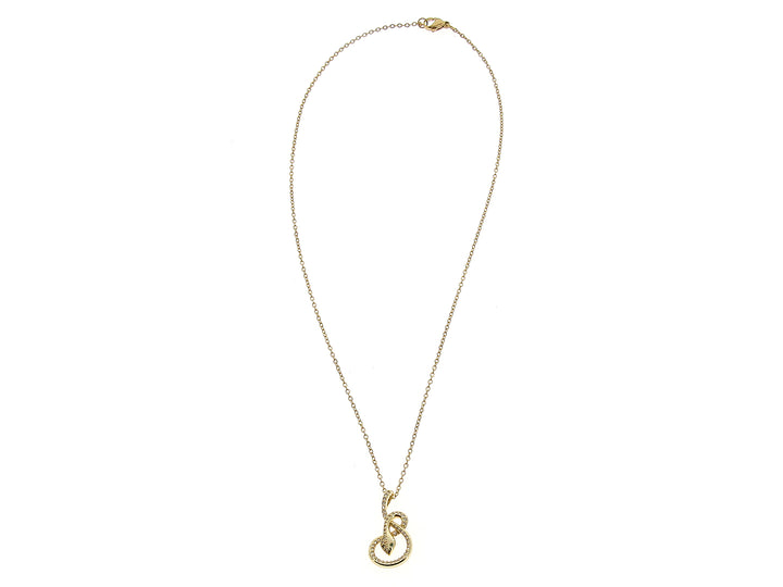 Collar de oro con dije en forma de espiral adornado con pequeñas piedras brillantes.
