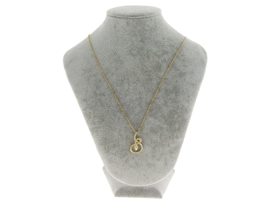 Collar de oro con dije en forma de espiral adornado con pequeñas piedras brillantes.