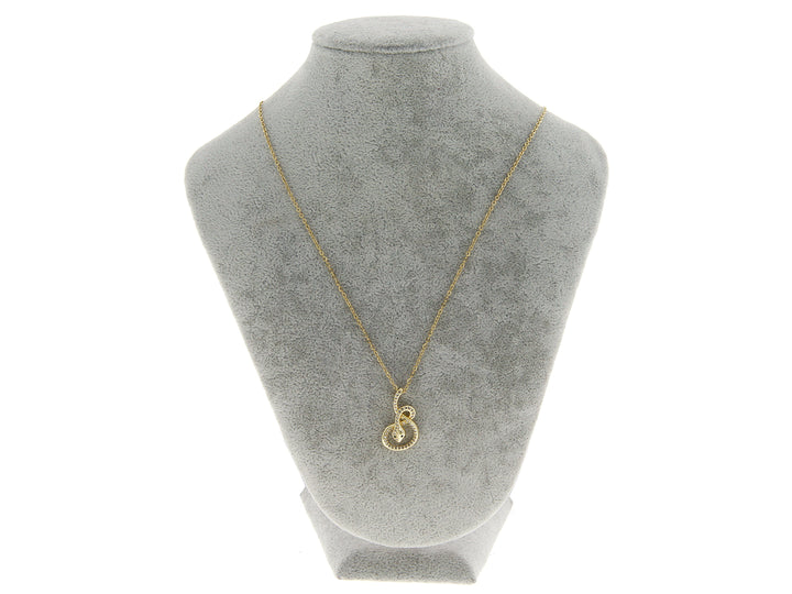 Collar de oro con dije en forma de espiral adornado con pequeñas piedras brillantes.