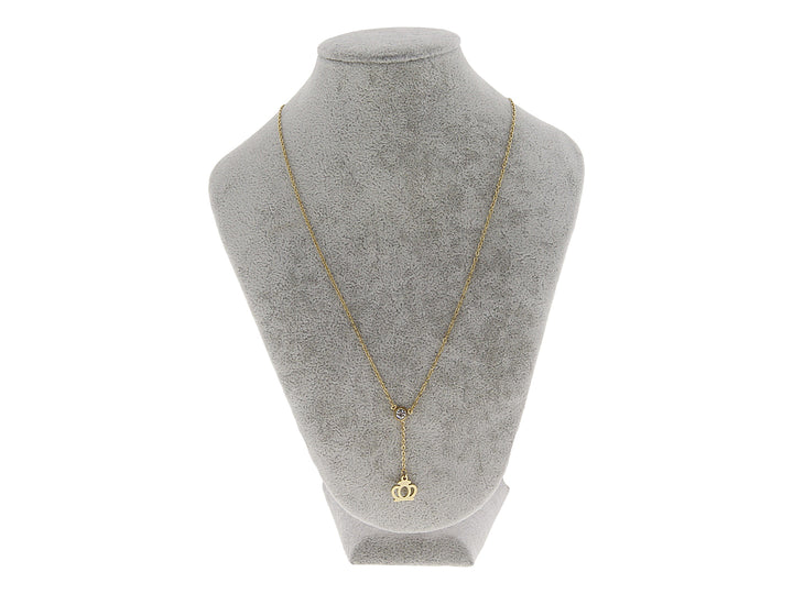 Collar color oro con dije en forma de corona y un cristal central.
