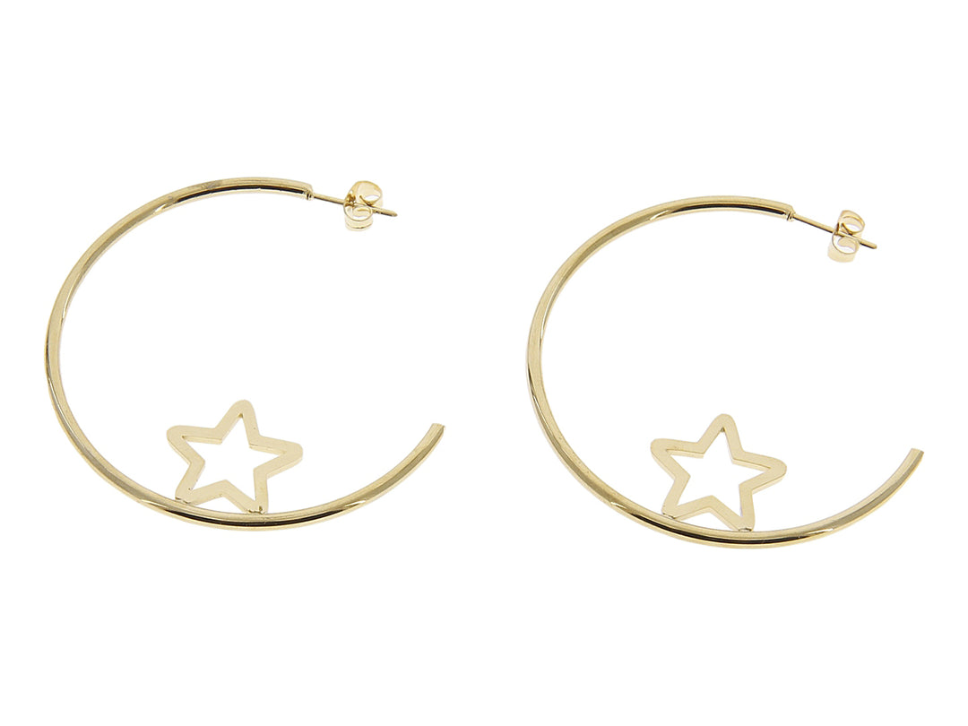 Par de pendientes de aro en color oro con un detalle de estrella en la parte inferior.