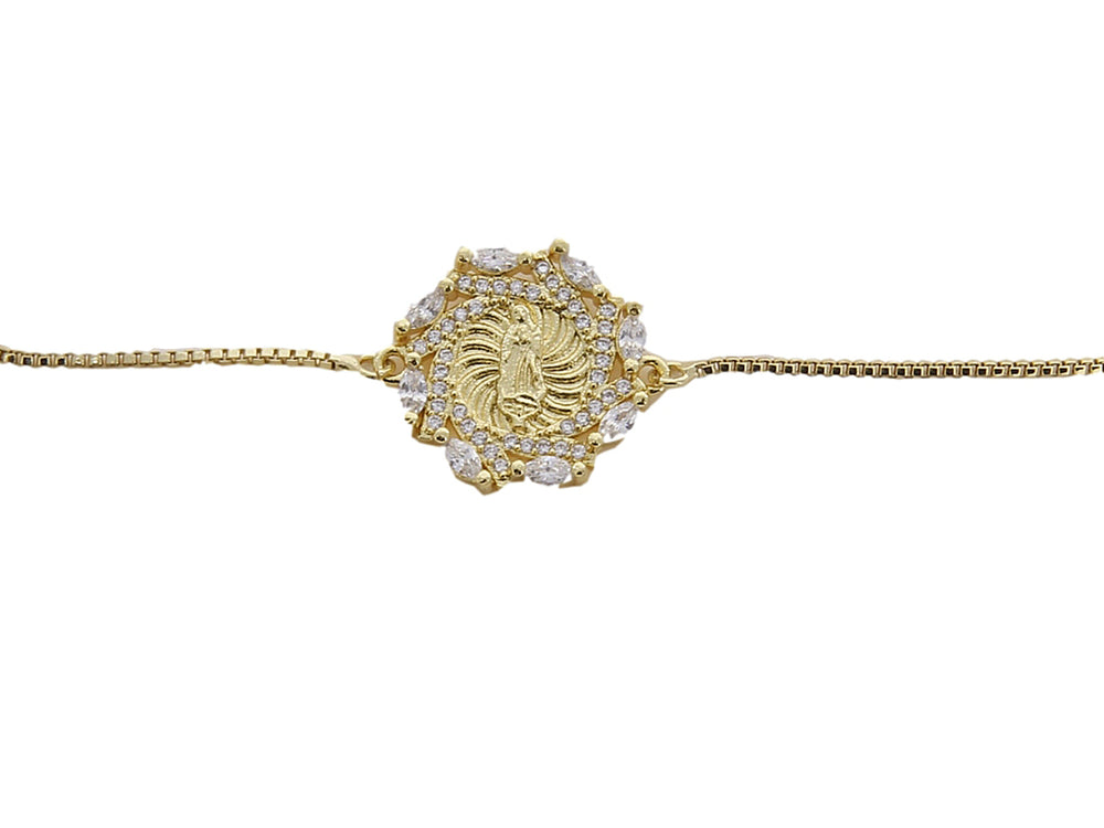 Pulsera de color oro con medallón central circular decorado con cristales y cierre ajustable.