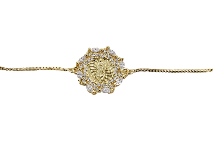 Pulsera de color oro con medallón central circular decorado con cristales y cierre ajustable.