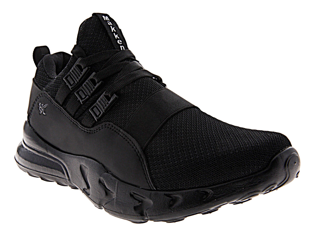Tenis deportivo de baloncesto color negro con suela gruesa y detalles en malla.