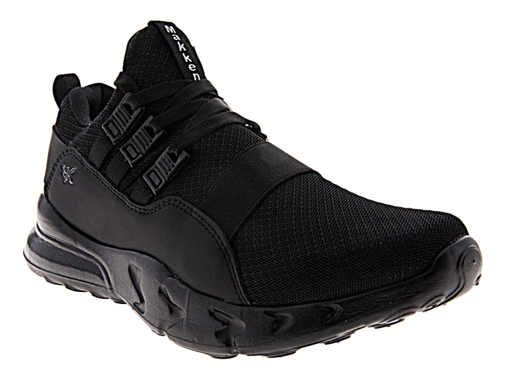 Tenis deportivo de baloncesto color negro con suela gruesa y detalles en malla.