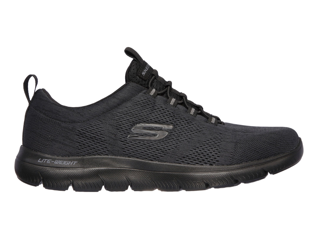 Tenis deportivos Skechers para hombre en color negro con tejido de malla y suela ligera.