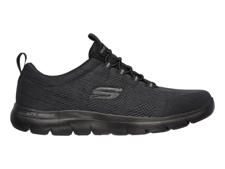 Tenis deportivos Skechers para hombre en color negro con tejido de malla y suela ligera.