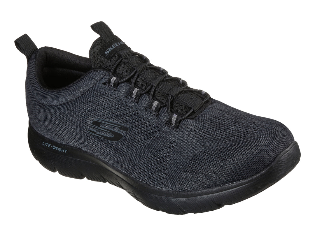 Tenis deportivos Skechers para hombre en color negro con tejido de malla y suela ligera.