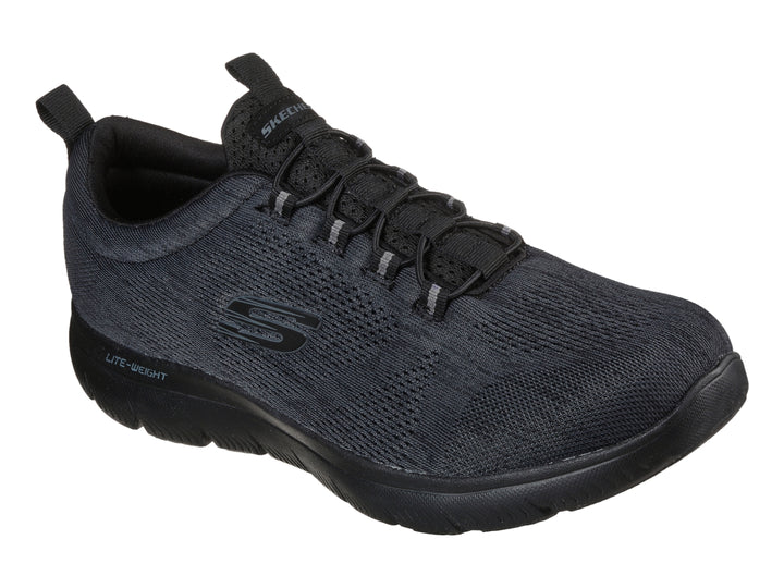 Tenis deportivos Skechers para hombre en color negro con tejido de malla y suela ligera.
