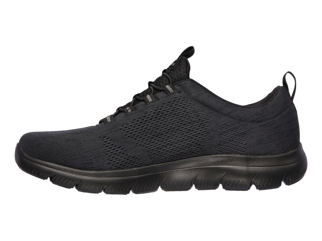 Tenis deportivos Skechers para hombre en color negro con tejido de malla y suela ligera.