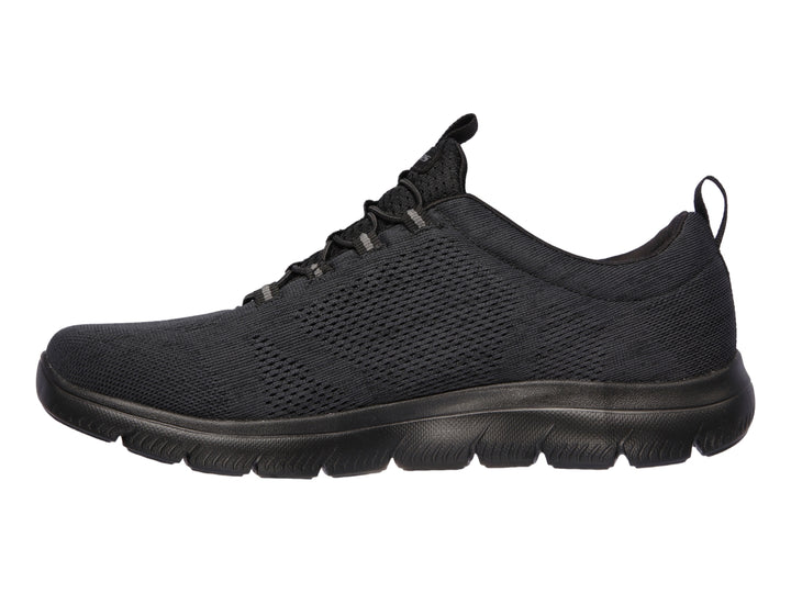 Tenis deportivos Skechers para hombre en color negro con tejido de malla y suela ligera.