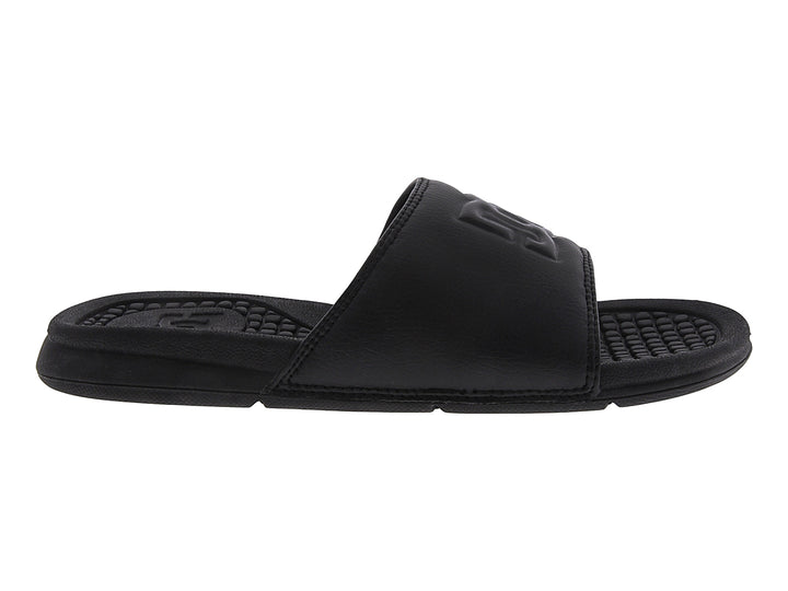 Sandalias tipo slide color negro de la marca DC Shoes con suela texturizada.