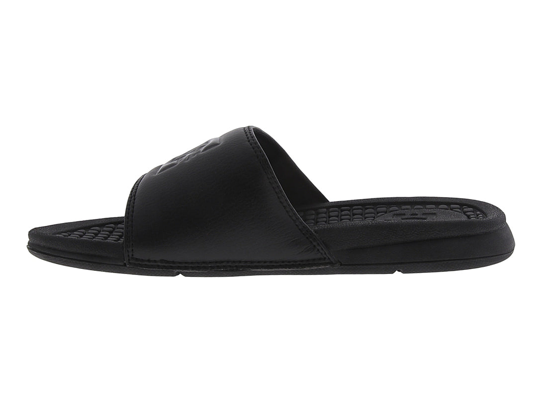 Sandalias tipo slide color negro de la marca DC Shoes con suela texturizada.