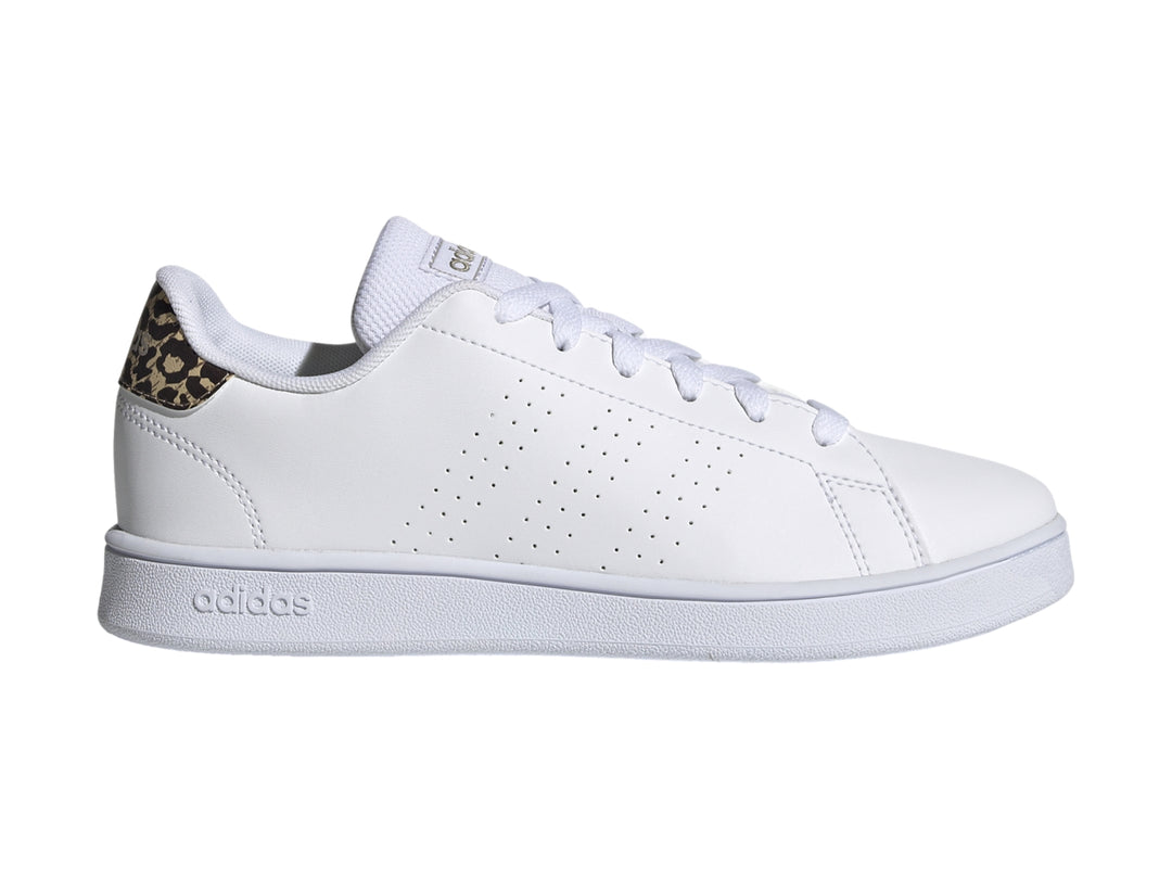 Tenis Adidas Advantage K blancos con detalle de estampado de leopardo en el talón.