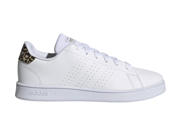 Tenis Adidas Advantage K blancos con detalle de estampado de leopardo en el talón.