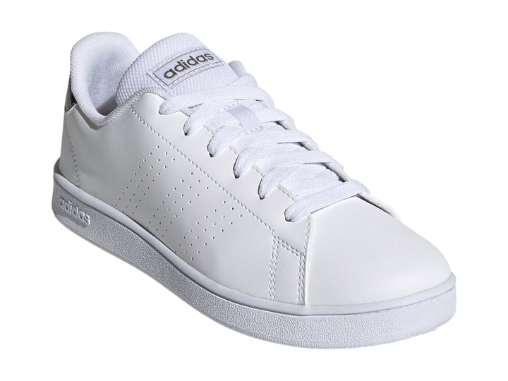 Tenis Adidas Advantage K blancos con detalle de estampado de leopardo en el talón.