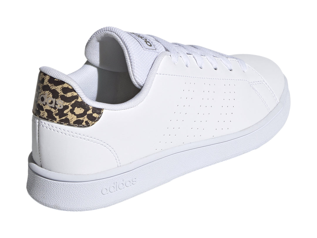 Tenis Adidas Advantage K blancos con detalle de estampado de leopardo en el talón.