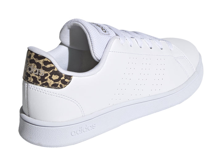 Tenis Adidas Advantage K blancos con detalle de estampado de leopardo en el talón.