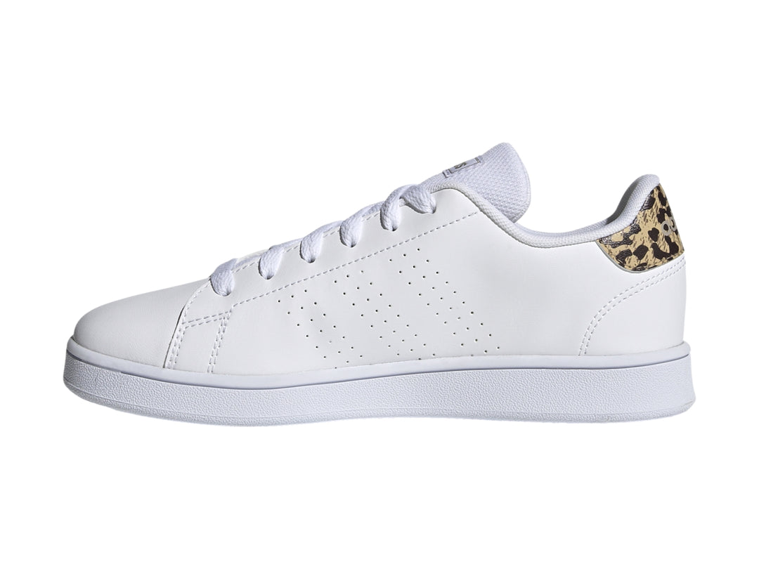 Tenis Adidas Advantage K blancos con detalle de estampado de leopardo en el talón.
