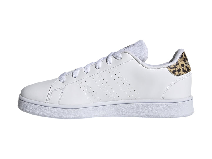 Tenis Adidas Advantage K blancos con detalle de estampado de leopardo en el talón.