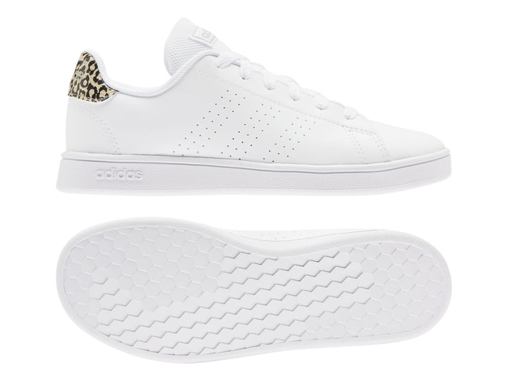 Tenis Adidas Advantage K blancos con detalle de estampado de leopardo en el talón.