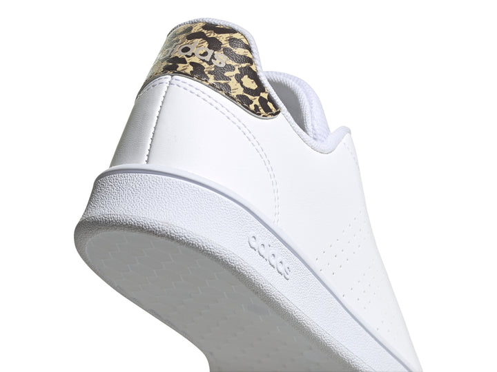 Tenis Adidas Advantage K blancos con detalle de estampado de leopardo en el talón.