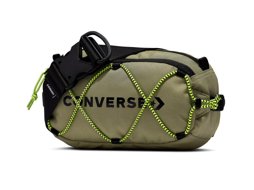 Cangurera Converse color verde oliva con correa negra y cordones elásticos amarillo neón.