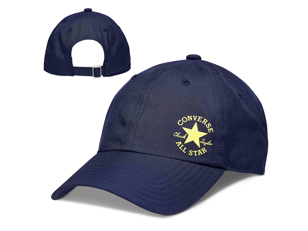 Gorra ajustable color azul marino de la marca Converse con logotipo amarillo en el frente.