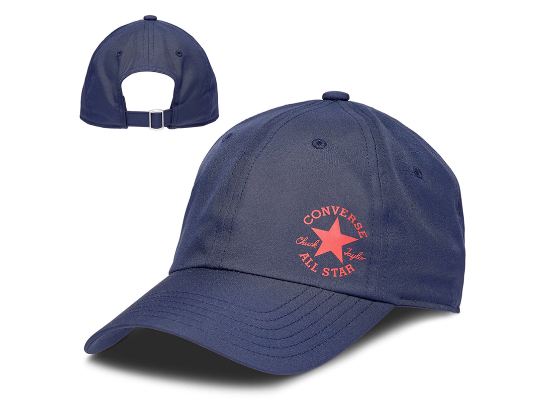 Gorra ajustable color marino de la marca Converse con logotipo rojo frontal.